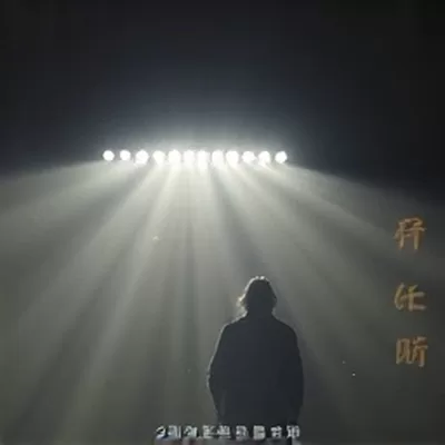 木工台面上散落的刨花与刻刀